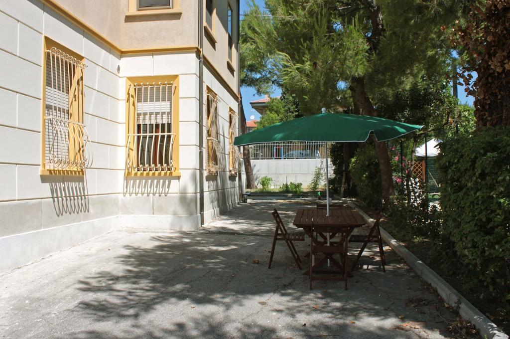 Bed and Breakfast Pino Marittimo Чивітанова-Марке Екстер'єр фото